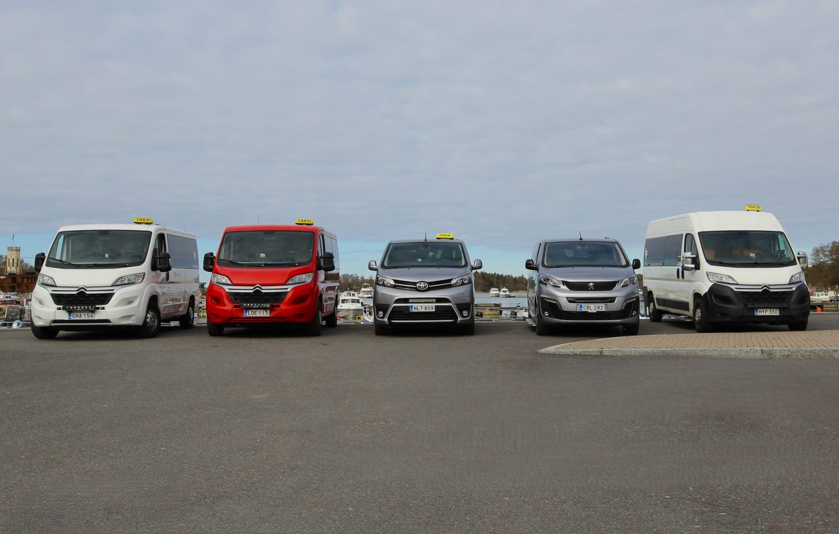 Moorei taxit autot rivissä kansikuva